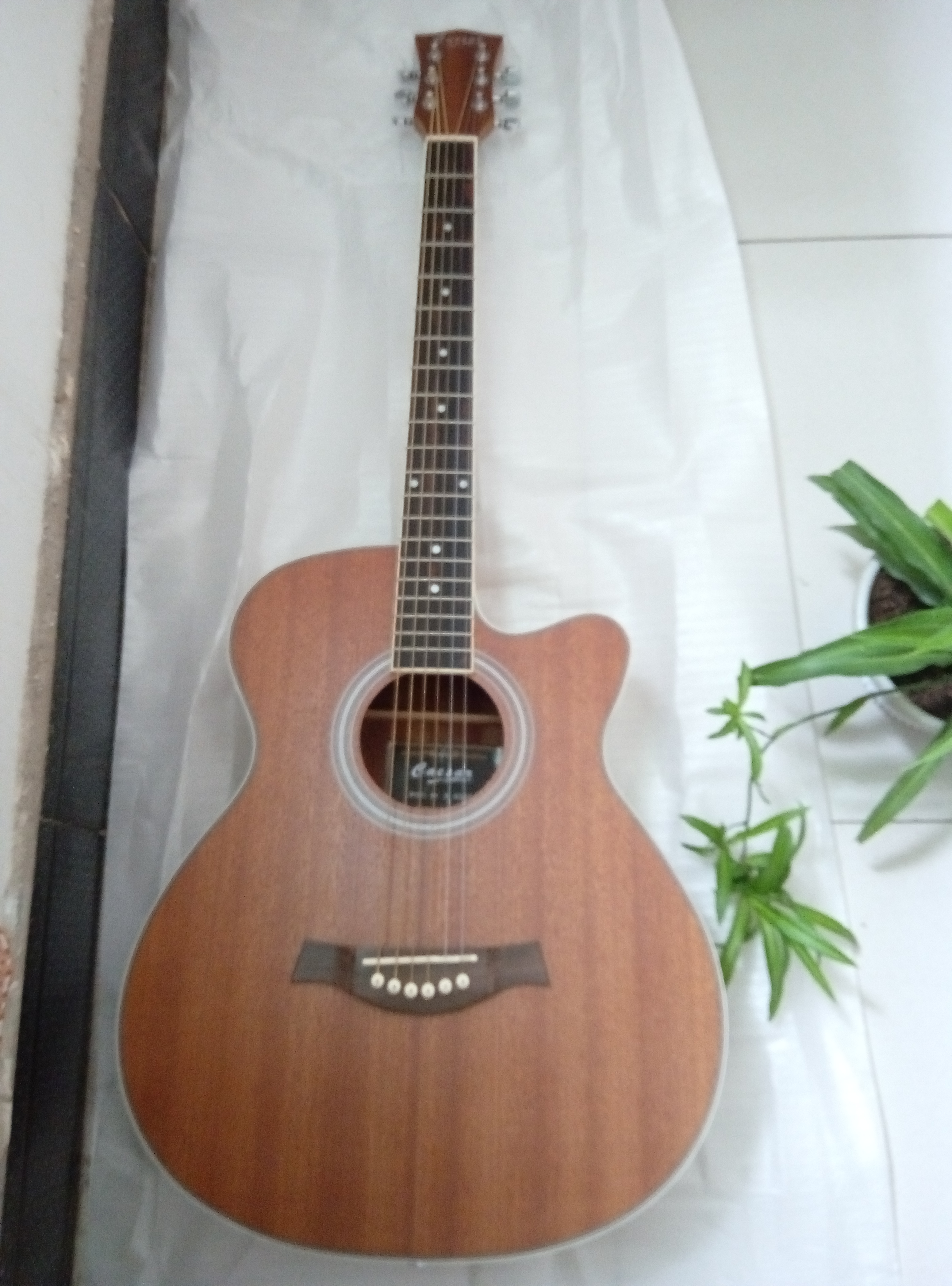 这是一把全新的奥斯顿民谣吉他,从来没有使用过,音色优美,手感舒适,有